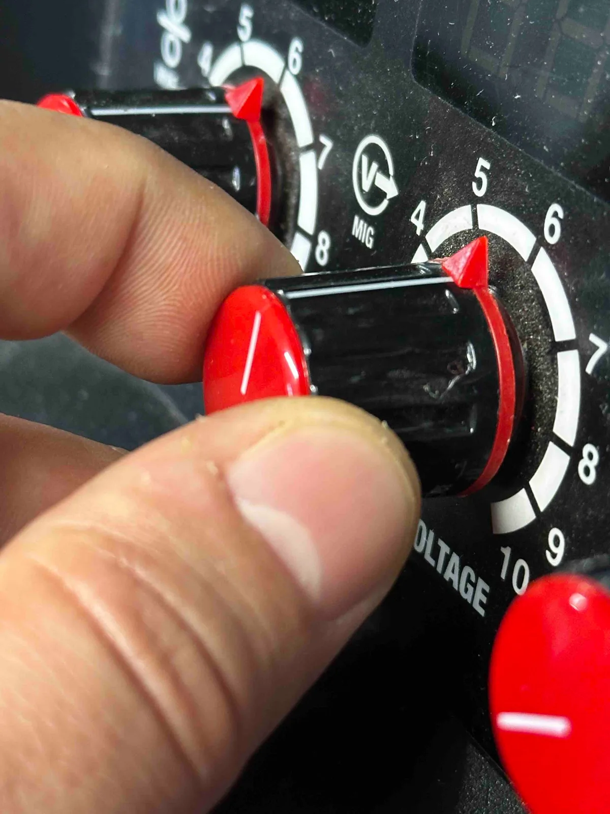 MIG welder voltage setting knob